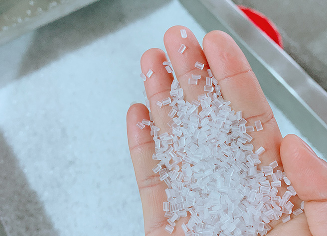 料子表面光滑，顆粒大小均勻。