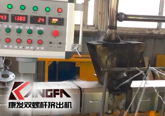 標(biāo)準(zhǔn)化雙螺桿擠出造粒機(jī)組采用新款一體化便攜開(kāi)機(jī)方式，康發(fā)塑機(jī)為您想的更多！